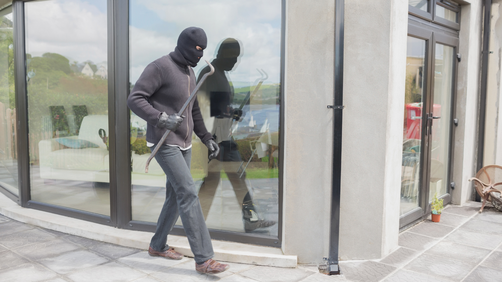 Thief besides a business without video surveillance systems for business
